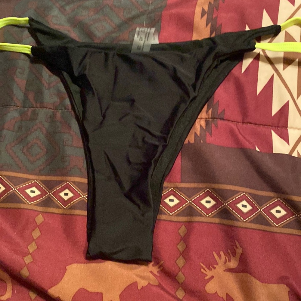 Black and green size medium doesn’t cover a lot